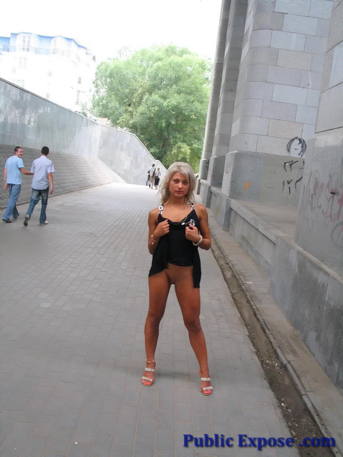 Rubia bronceada se quita el vestido en público
 #73782623