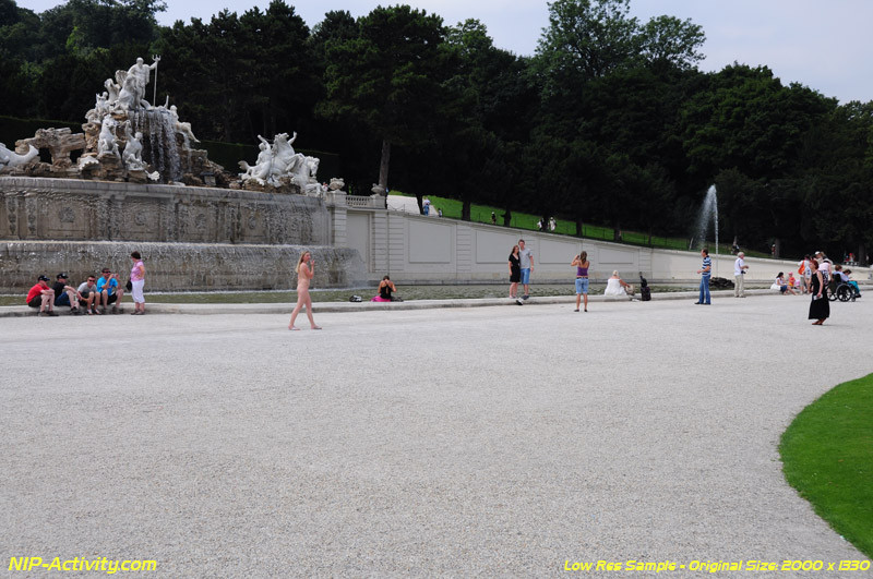 Jeune nue se promenant en plein air en public
 #67321840