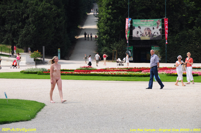 Joven desnuda caminando al aire libre en público
 #67321866