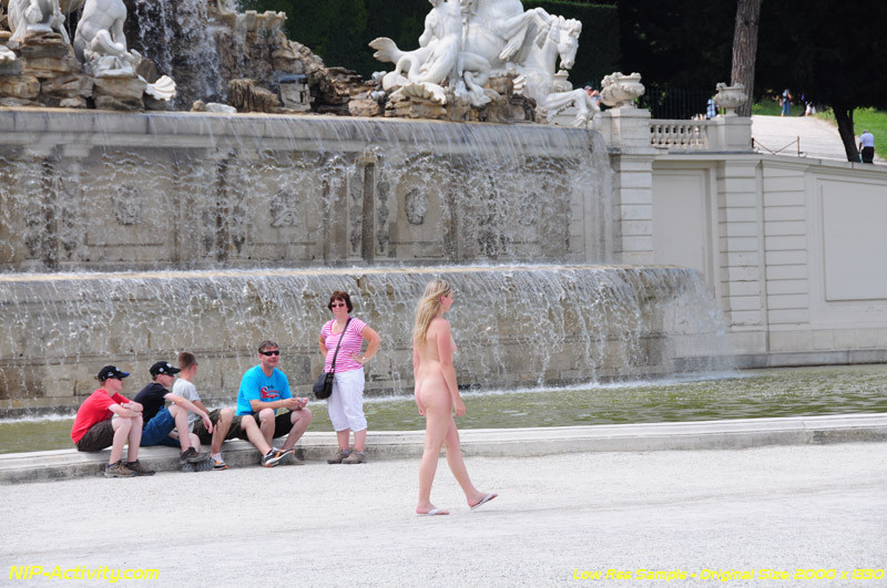 Joven desnuda caminando al aire libre en público
 #67321968