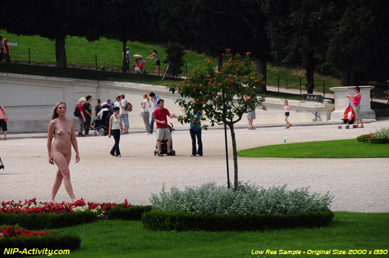 Joven desnuda caminando al aire libre en público
 #67321999