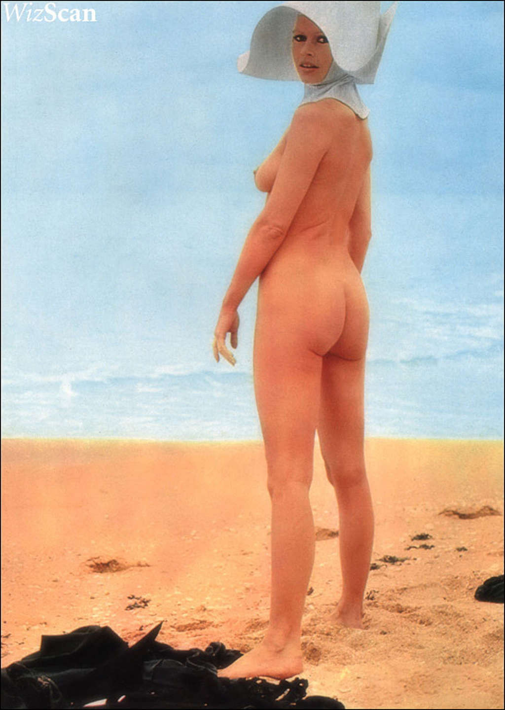 Brigitte bardot entblößt ihre schönen großen Titten und haarige Muschi in Fotoshoot
 #75340243