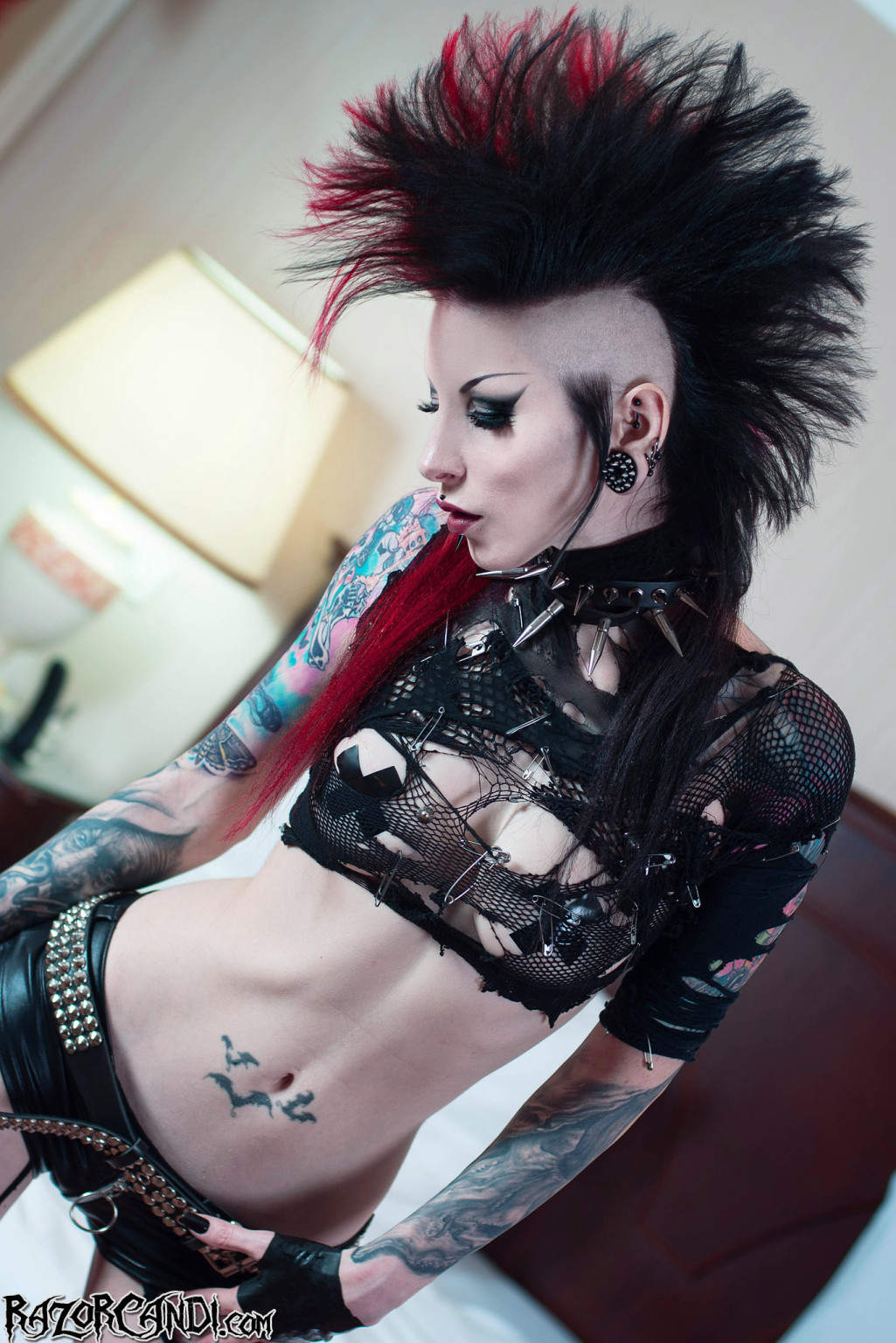 Une punk tatouée avec un mohawk montre son super cul.
 #70841687
