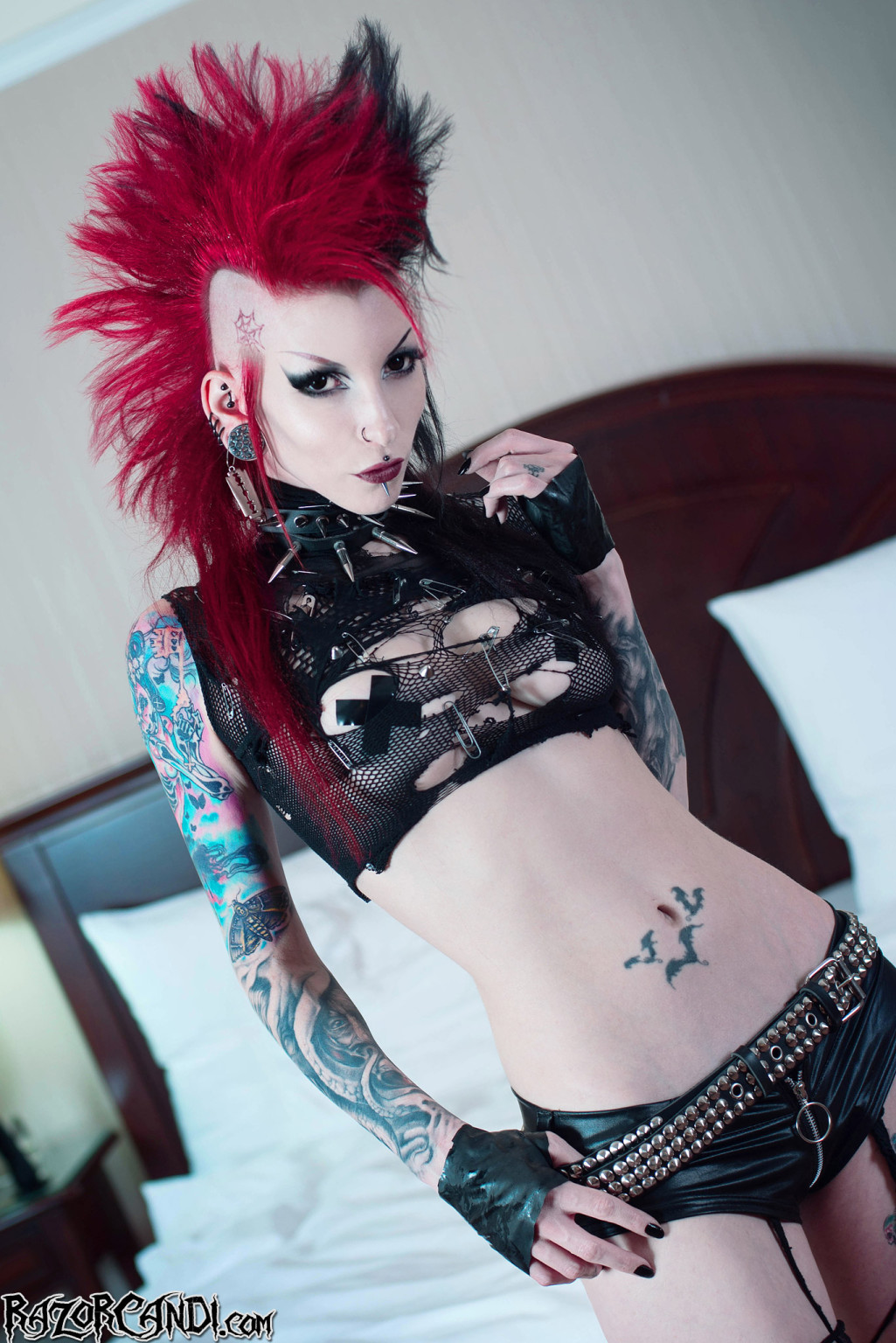 Une punk tatouée avec un mohawk montre son super cul.
 #70841700