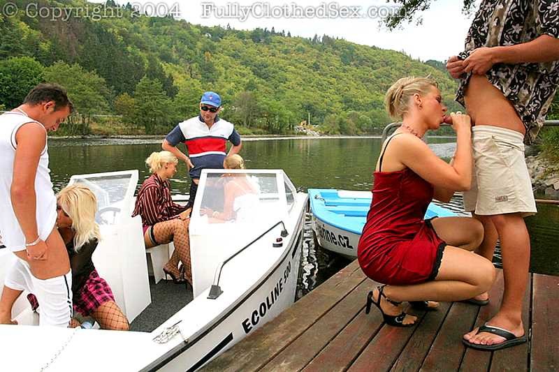 Sekretärinnen und Chefs haben voll bekleidet Gruppensex auf dem Boot
 #73848915