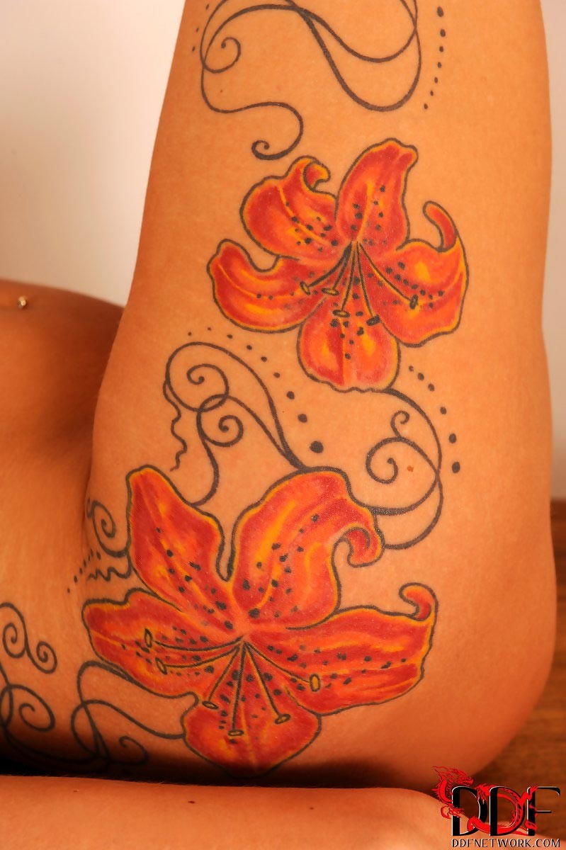 Caliente pechugona tatuado modelo con las piernas sexy
 #79481758
