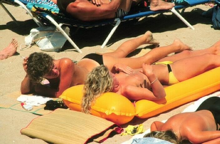 S'amuser est facile à la plage pour deux jeunes nues.
 #72251632
