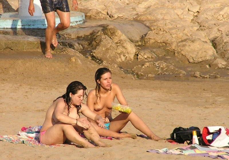 S'amuser est facile à la plage pour deux jeunes nues.
 #72251663