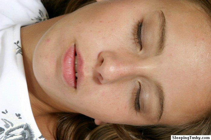 Schlafender betrunkener Teenager bekommt ihre Muschi geleckt
 #75005848
