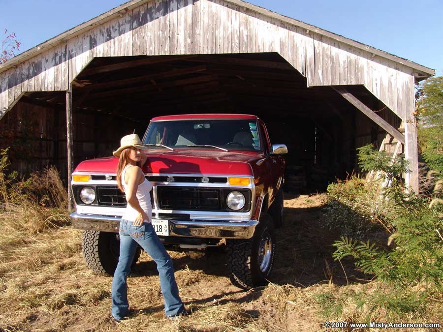 Farmgirl à gros seins nue en extérieur
 #75766615