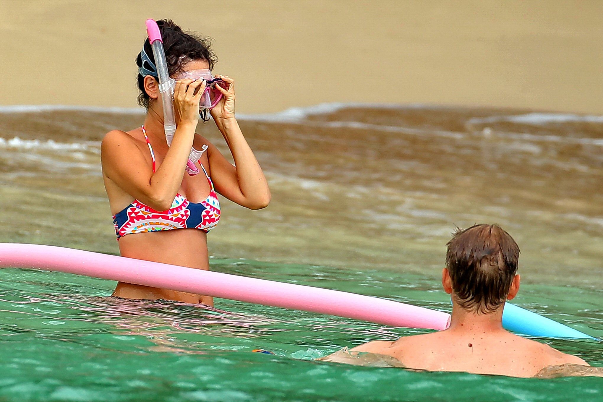 Rachel Bilson che mostra il suo corpo incinto del bikini su una spiaggia in barbados
 #75194031