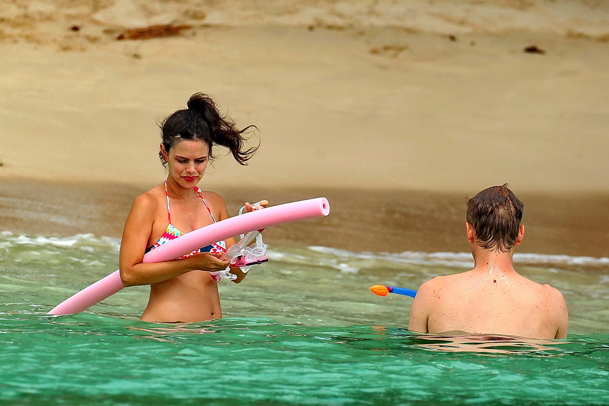 Rachel Bilson che mostra il suo corpo incinto del bikini su una spiaggia in barbados
 #75194068