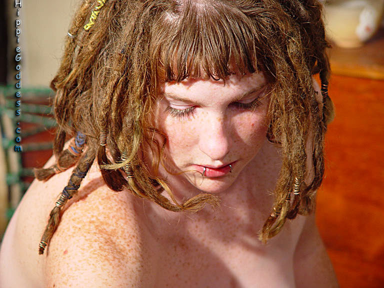 Ragazza hippie pelosa dai capelli rossi
 #75651846