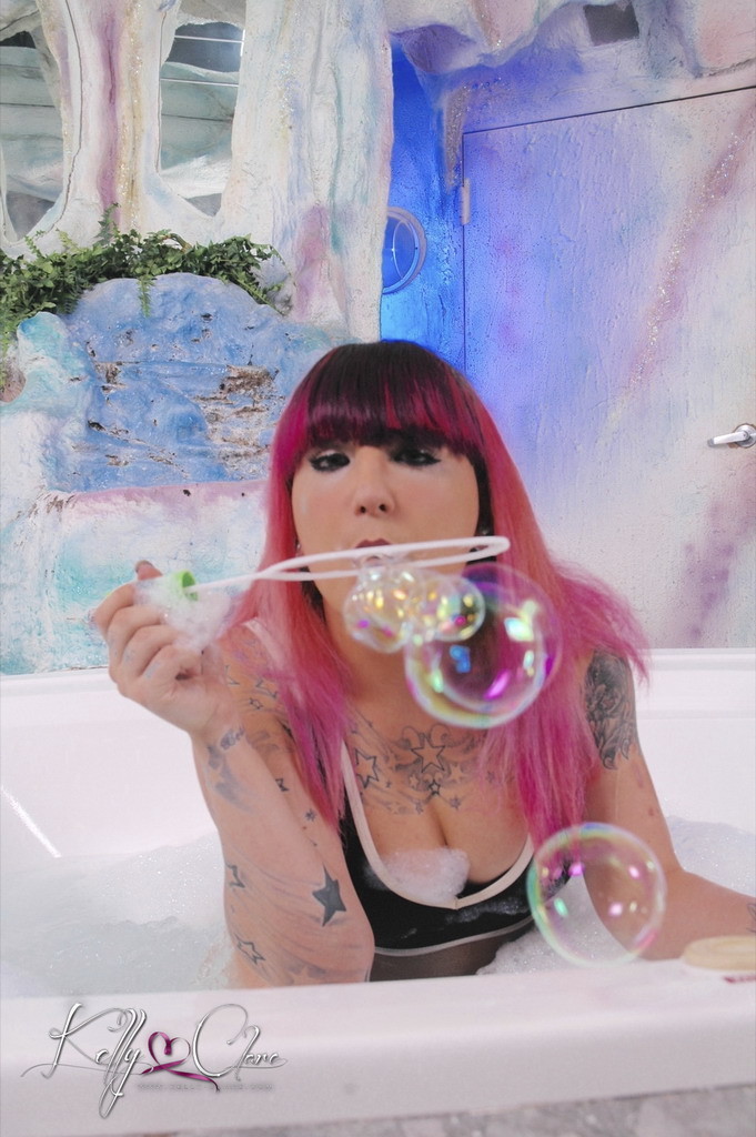 Baño de burbujas para transexuales pelirrojos
 #71647470