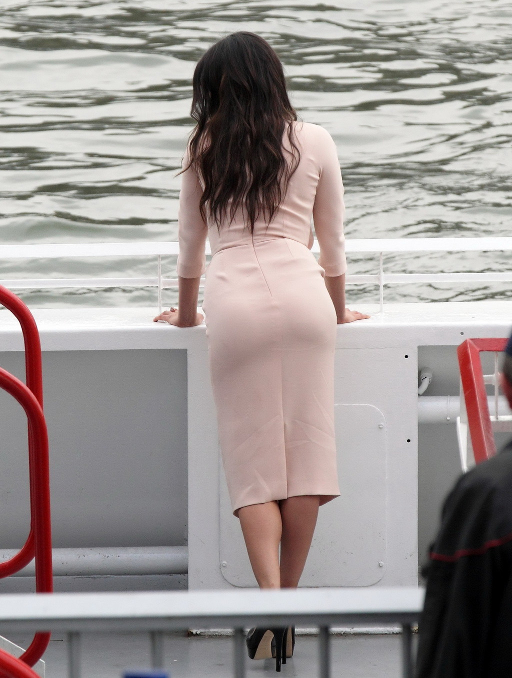 Mila Kunis Paparazzi Ass Photos At Christian Diors Yacht In Paris,and Out On A D