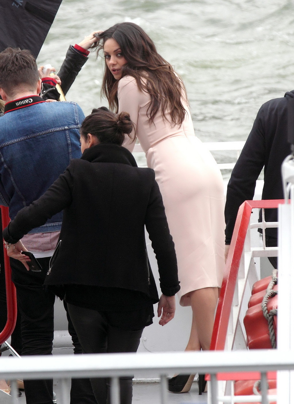 Mila Kunis : photos de cul prises par les paparazzi sur le yacht de Christian Dior à Paris et en balade.
 #75272246