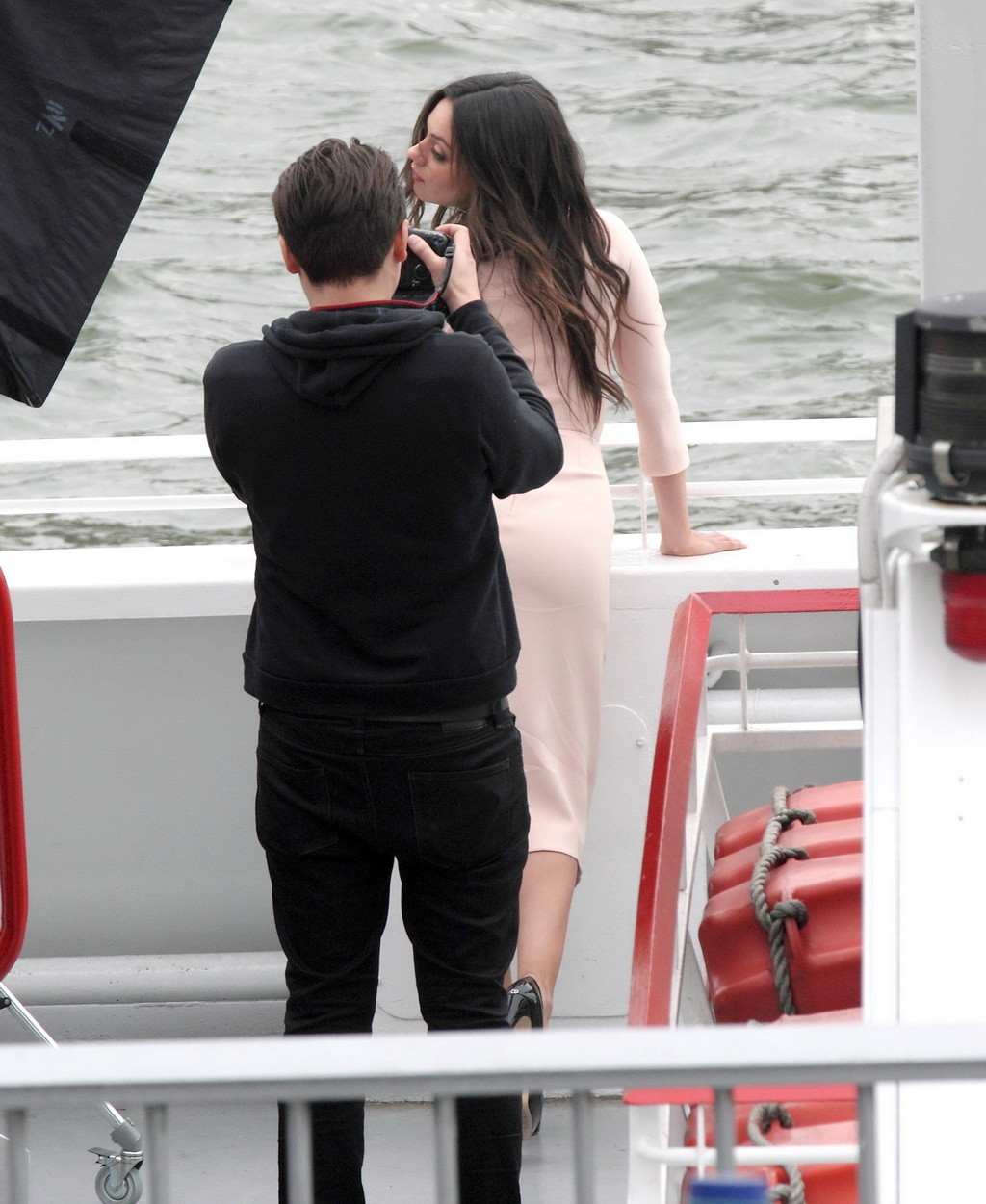Mila Kunis Paparazzi-Arsch-Fotos auf Christian Diors Yacht in Paris, und auf einem d
 #75272278