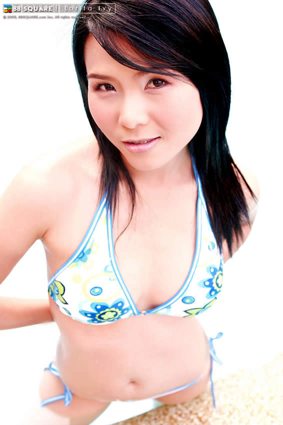 Adorable japanische Teenie posiert am Pool
 #69946296