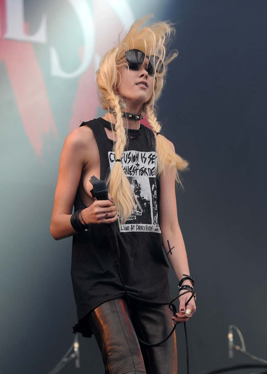 Taylor momsen esponendo cazzo gambe sexy e belle tette sul palco
 #75300452