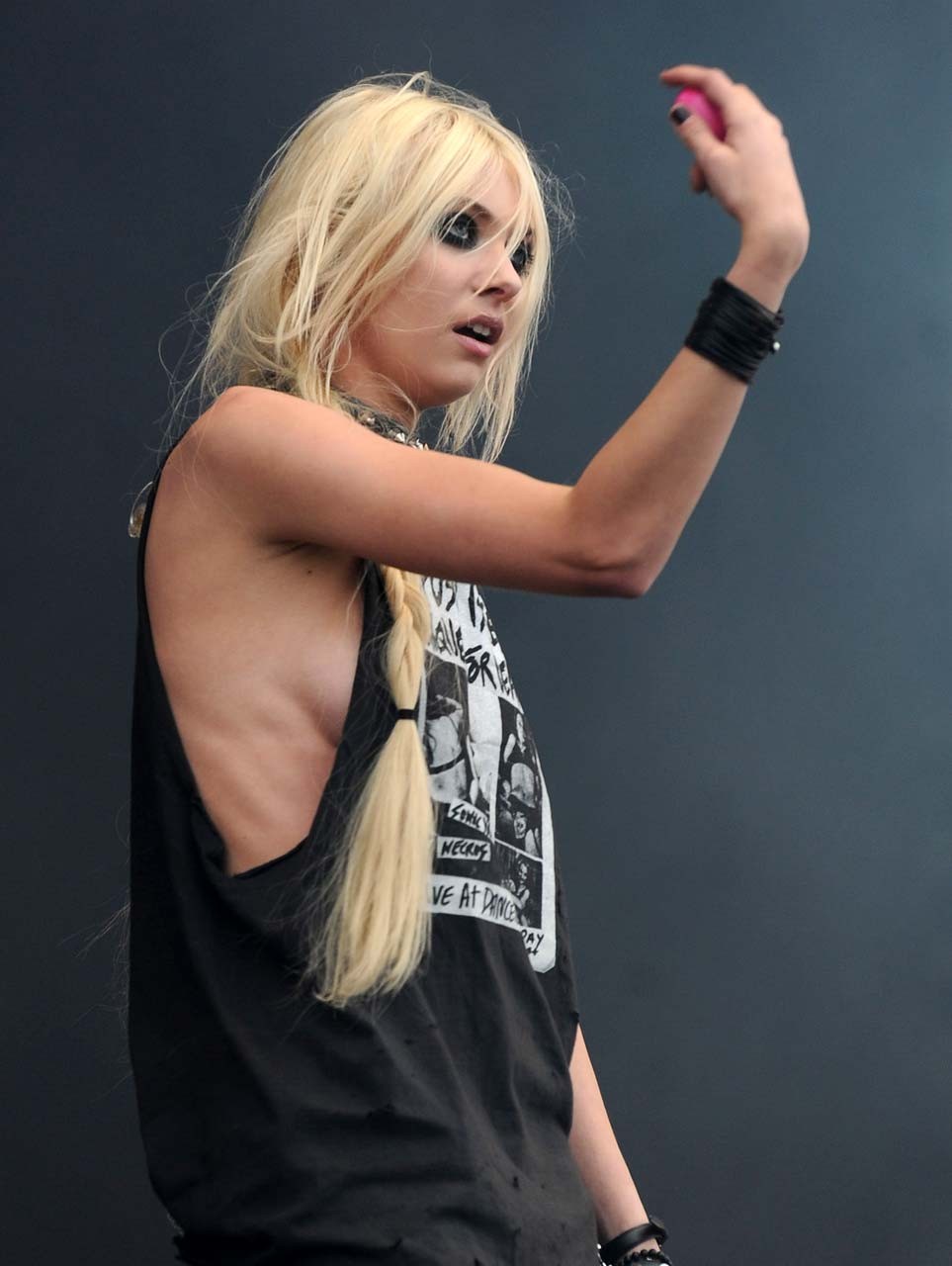 Taylor momsen esponendo cazzo gambe sexy e belle tette sul palco
 #75300456