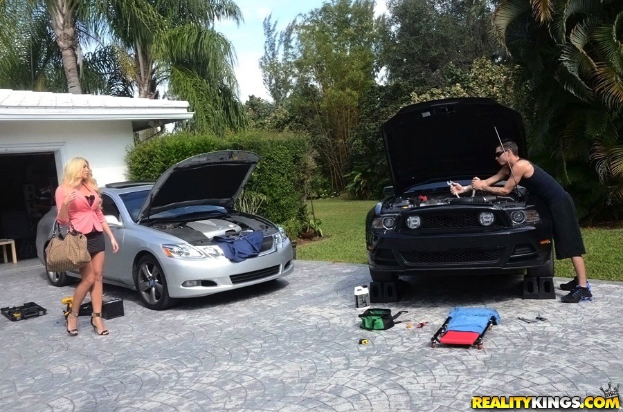 Sommer wurde gesagt, Tyler könnte einen schnellen Job machen und ihre Autos reparieren
 #77438274