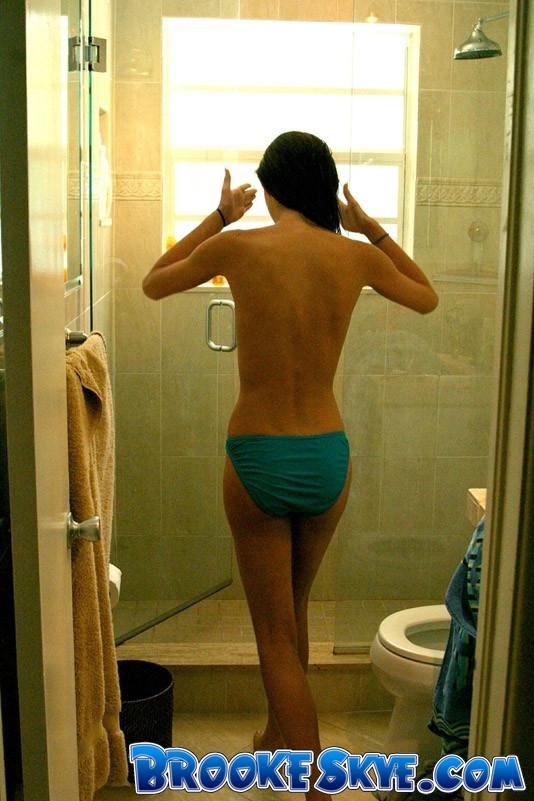 Brooke tomando un baño muy excitante en la ducha
 #74977278