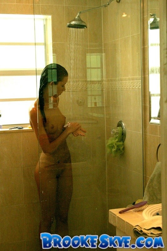 Brooke prenant un bain très excitant dans la douche
 #74977402
