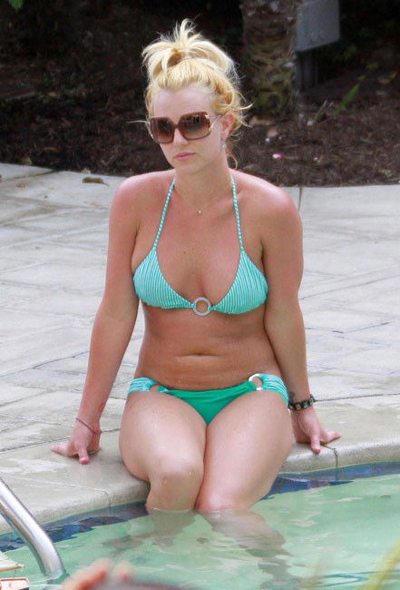 Britney spears cul de marbre en bikini sexy
 #75380863