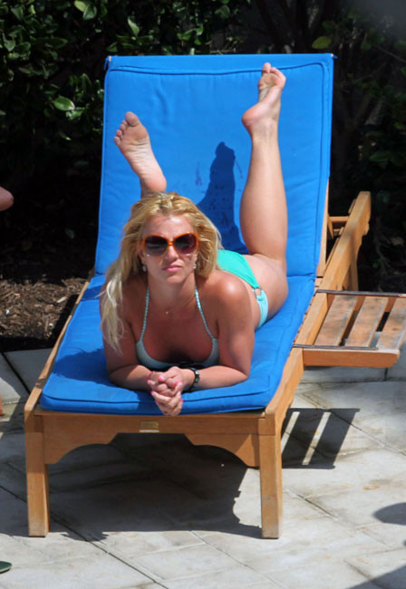 Britney spears cul de marbre en bikini sexy
 #75380874