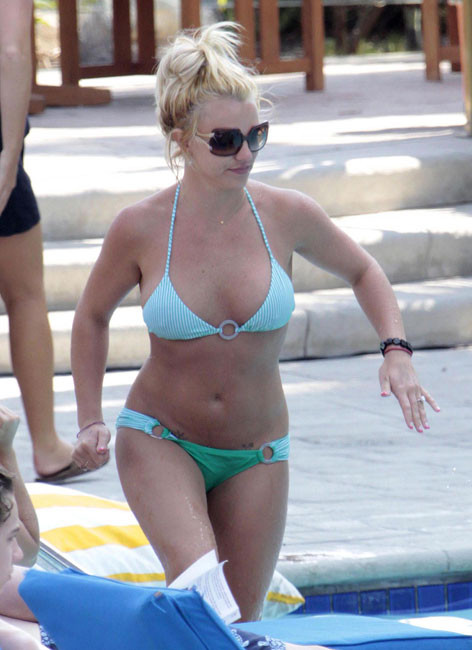Britney spears cul de marbre en bikini sexy
 #75380882
