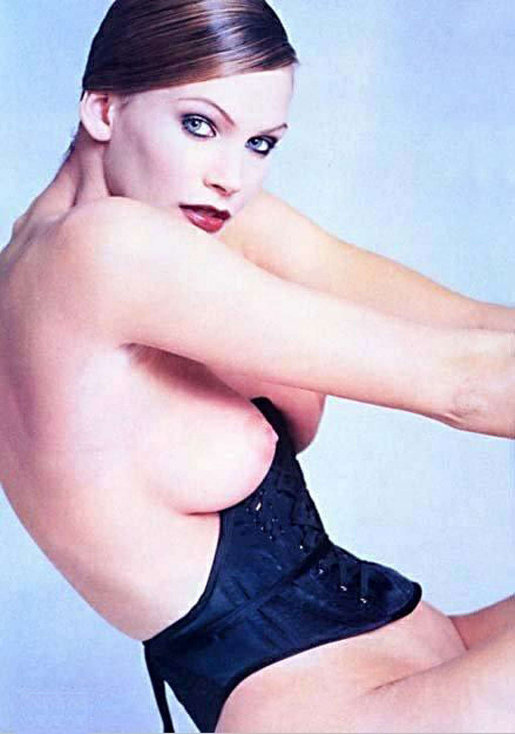 Natasha Henstridge entblößt ihre schönen großen Titten und posiert im Bikini
 #75372114