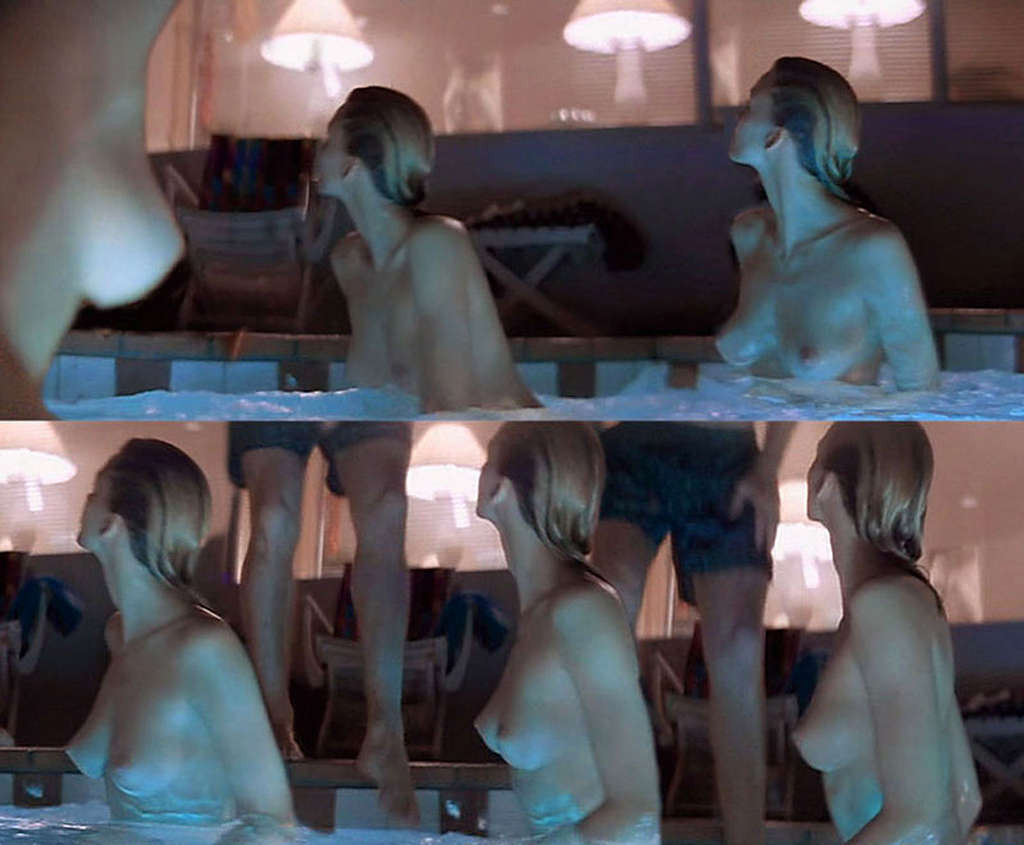 Natasha henstridge exponiendo sus bonitas tetas grandes y posando en bikini
 #75372140