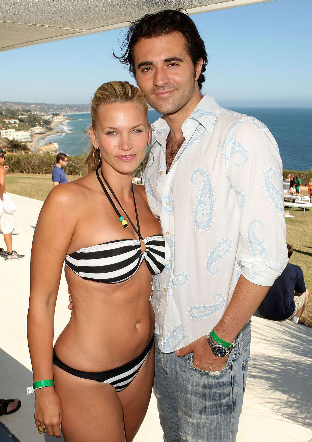 Natasha henstridge exposant ses beaux gros seins et posant en bikini
 #75372215