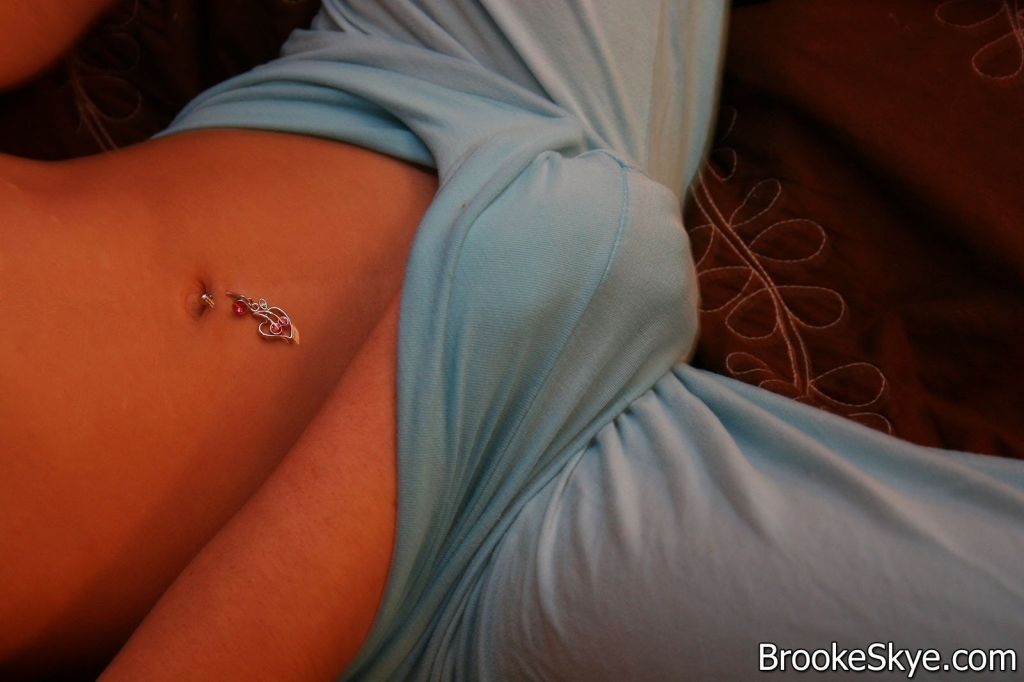 Brooke skye :: Brooke teenager sexy si toglie le mutandine e si strofina la figa
 #74862372