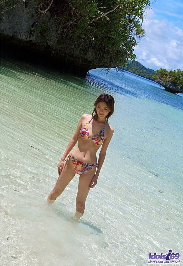 Japanische Strand babe ray ito im Bikini zeigt Körper
 #69736590