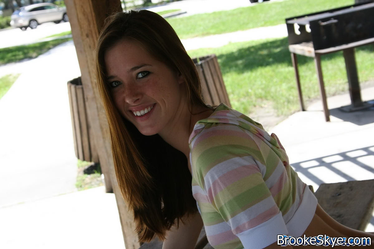 Brooke skye : : belle brune jeune brooke skye exhibe ses seins en plein air
 #74856342