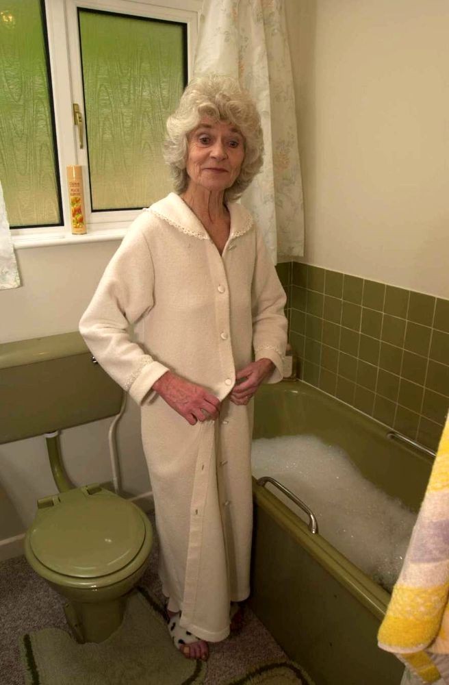 Extreme alte Oma spreizt ihre runzlige Fotze in der Badewanne weit
 #71653419