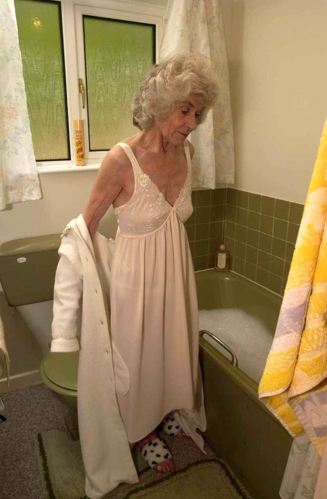 Extreme old granny spreads wide her wrinkly cunt in the bathtub #71653421