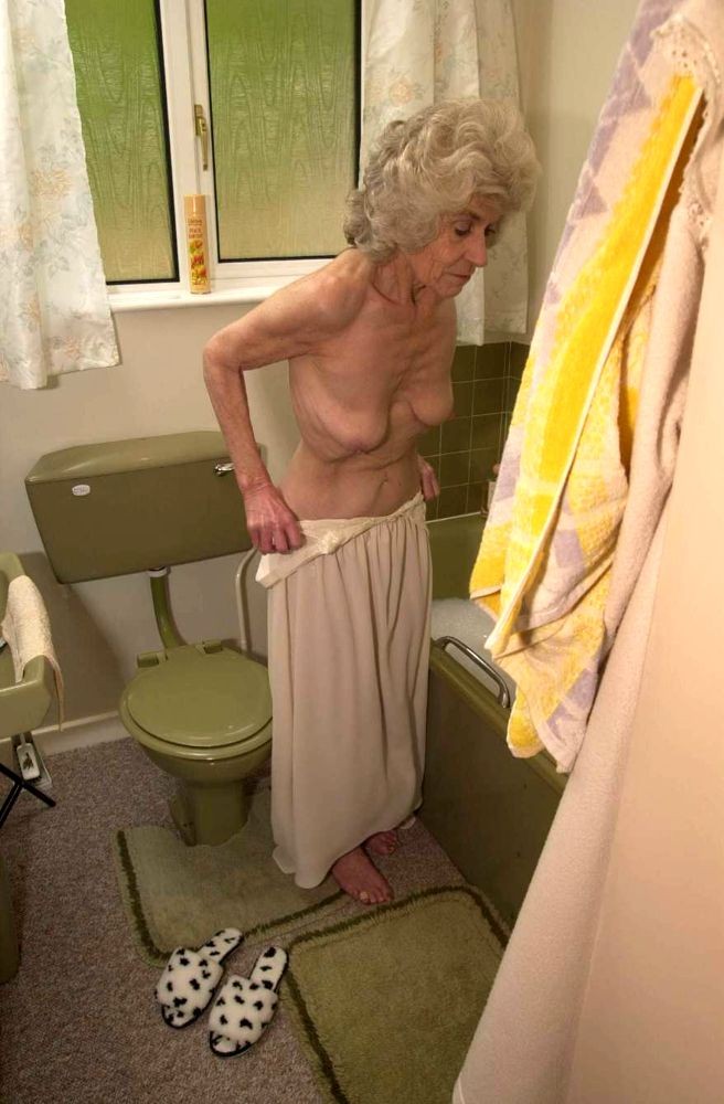 Estremamente vecchia nonna allarga la sua fica rugosa nella vasca da bagno
 #71653424