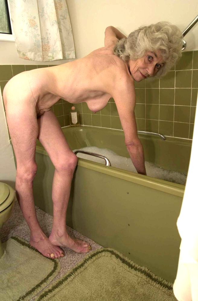 Extreme alte Oma spreizt ihre runzlige Fotze in der Badewanne weit
 #71653446