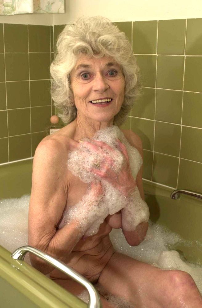 Extreme alte Oma spreizt ihre runzlige Fotze in der Badewanne weit
 #71653454