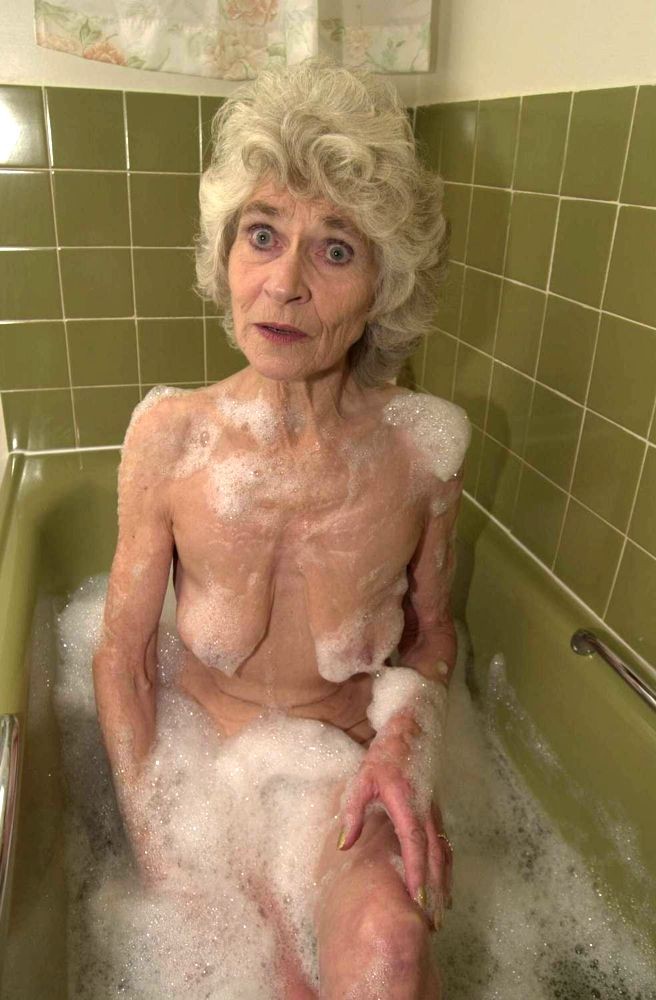 Extreme alte Oma spreizt ihre runzlige Fotze in der Badewanne weit
 #71653456