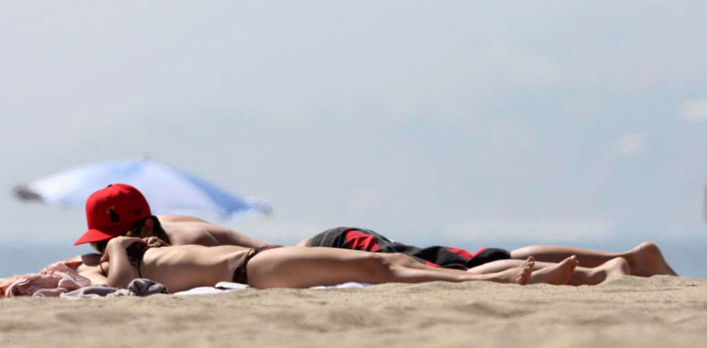 Hayden Panettiere godendo sulla spiaggia e mostrando culo sexy e corpo in bikini
 #75369096