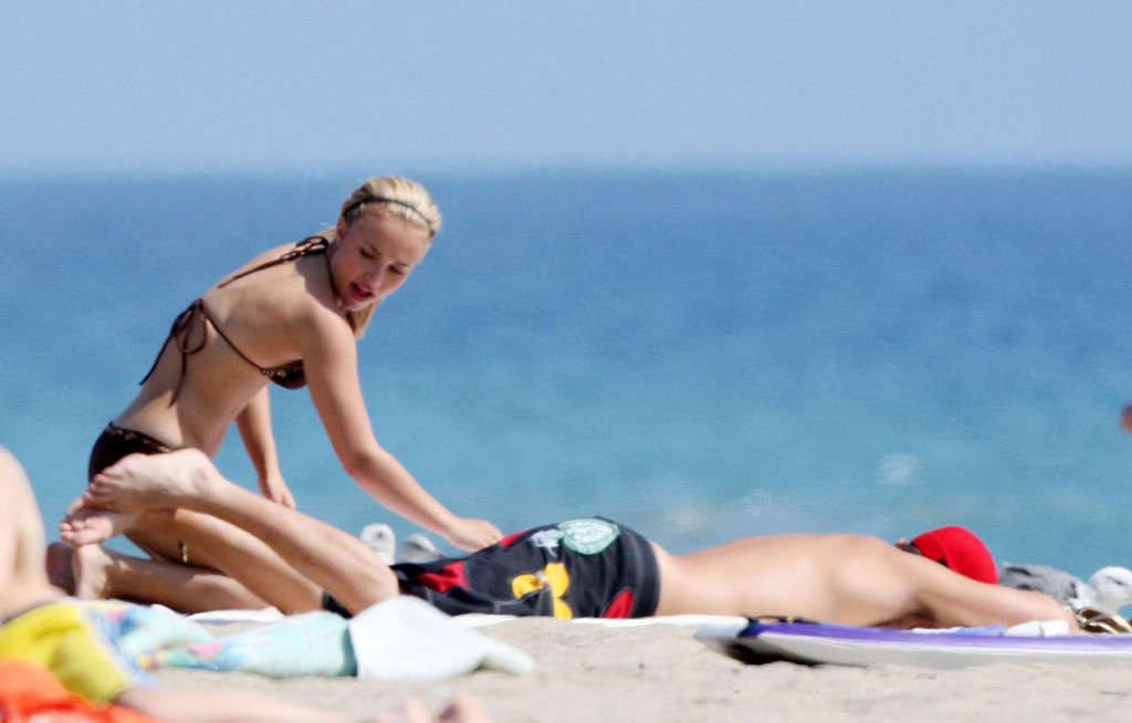 Hayden panettiere genießt am Strand und zeigt sexy Arsch und Körper im Bikini
 #75369102