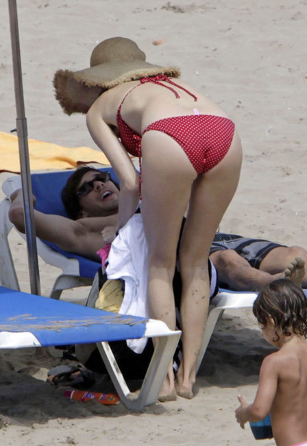 Heather Graham in bikini hanging out with a guy #75368794
