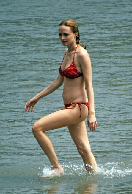 Heather Graham im Bikini hängt mit einem Kerl ab
 #75368801