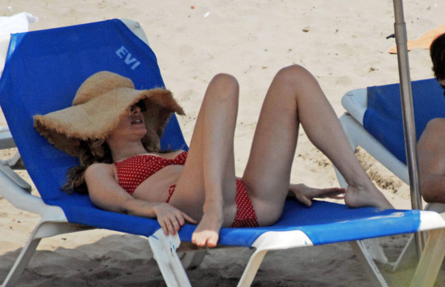 Heather graham en bikini traînant avec un gars
 #75368809