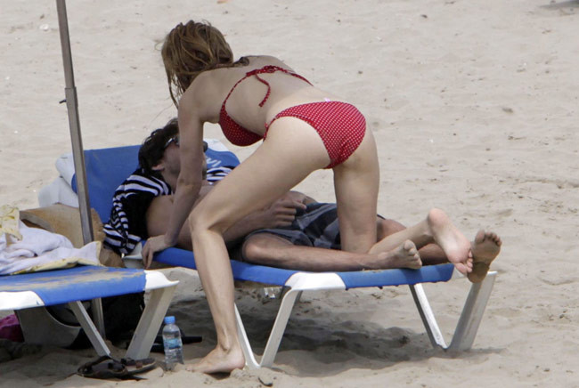 Heather Graham in bikini hanging out with a guy #75368819