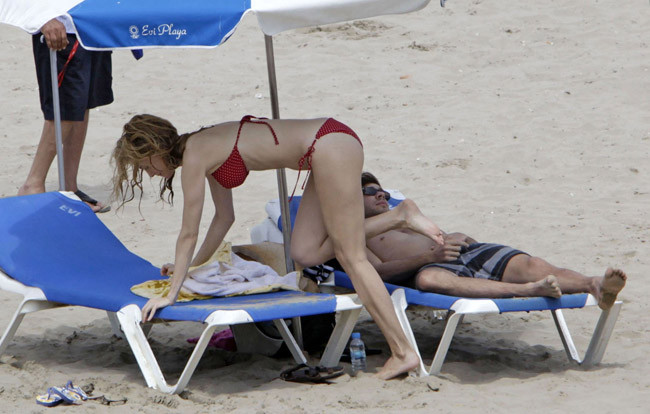 Heather Graham in bikini hanging out with a guy #75368841