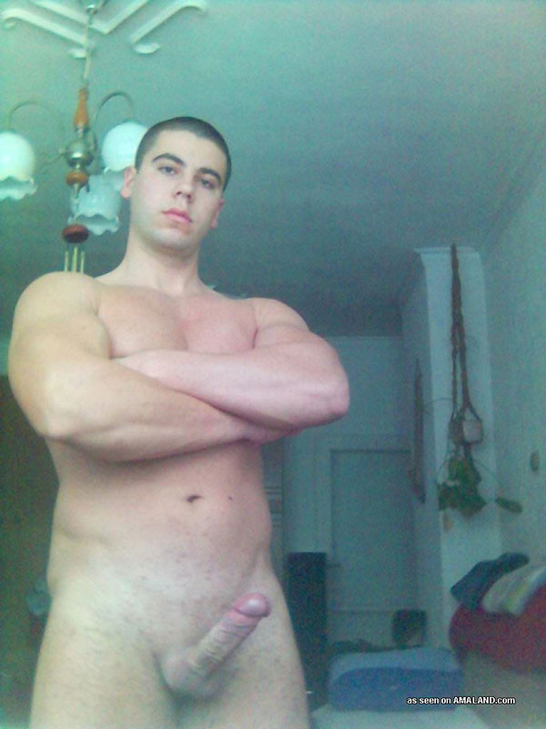 Stallone muscoloso che espone il suo corpo nudo in cam
 #76942838